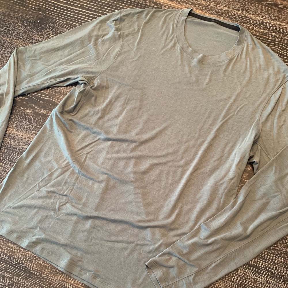 Lululemon Men’s LongSleeve Shirt Size Large EUC